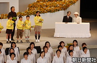 静岡県浜松市で行われた「浜名湖花博」の開会式で、地元の児童や合唱グループの歌声を聞かれ、感想だろうか楽しげに言葉を交わされる秋篠宮さまと紀子さま