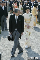 春の園遊会で、招待者に会釈される秋篠宮さまと紀子さま