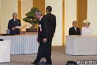 東京都港区のホテルで開かれた発明協会創立１００周年記念式・全国発明表彰式で、表彰状を渡される同協会名誉総裁の常陸宮さま。右は天皇、皇后両陛下