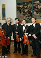 ７月、東京都目黒区の日本民藝館で開かれた日韓友好特別記念音楽会「友情の架け橋」で、ビオラを演奏された皇太子さま。右は韓国の世界的な音楽家でピアノのチョン・ミョンフン氏、左はバイオリンの荒井英治氏とチェ