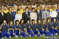 東京・国立競技場で行われる男子サッカーのアテネ五輪代表の強豪ベネズエラとの親善試合を前に、記念撮影される高円宮妃久子さま。前列は女子日本代表、中列左から日本サッカー協会の川淵三郎会長、日本オリンピック
