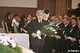 ２００５年１月、神戸市中央区で行われた「阪神・淡路大震災１０周年追悼式典」で、白菊の花束を祭壇に供えられる天皇、皇后両陛下