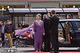 王族およびトロンヘイム市関係者との夕食会で、会場の王室御用邸に到着された紫のドレスの皇后さま。右は市民に手を振って応えられる天皇陛下