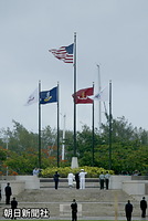 アメリカ慰霊公園にある米軍人のための「第２次世界大戦慰霊碑」に供花される天皇、皇后両陛下