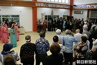 お年寄りと交流するため、サイパンの中心部にある敬老センターを訪問、ダンスを披露した人たちに拍手される天皇、皇后両陛下。その年の天皇誕生日にあたっての記者会見で陛下は、高齢のサイパン島民には、戦前の日本