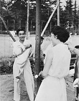 １９５７年８月　軽井沢で初めてテニスの試合を終え、言葉を交わす皇太子さまと正田美智子さん、妹の正田恵美子さんが撮影