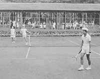 同日の親善テニストーナメント、正田美智子さんとバービー・ドイル少年の組と対戦した皇太子さま、田中耕太郎・最高裁長官（当時）が撮影