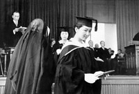 １９５７年　聖心女子大の卒業証書を受け取り、学士のフードで臨む卒業式