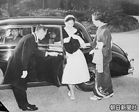 昭和天皇、香淳皇后へのあいさつに向かうため、皇居の車寄せに到着