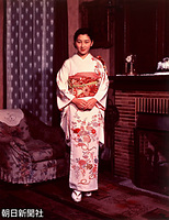 アサヒグラフ１９５９年新年特大号の表紙に掲載された自宅暖炉前での和服姿