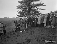 １９５９年２月、学習院清明寮時代のお学友と伊豆大島を訪れ、紺絣（こんがすり）姿のあんこにカメラを向ける皇太子さま