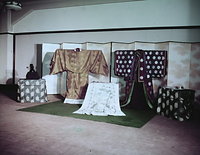 宮内庁が公表した結婚の儀のご衣装。左から垂纓冠、黄丹袍（裾から出ているのは下襲）、裳、十二単のうち唐衣、五衣、長袴、檜扇、釵子、簪