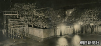 ４月９日夜　結婚の儀を取材するため撮影台が設けられ、ひっそりとした東宮仮御所