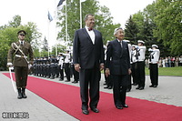 バルト３国の最初の訪問先はエストニア。首都・タリンの大統領官邸で行われた歓迎式典で、整列し捧げ銃の姿勢をとる儀仗隊を巡閲される天皇陛下とイルベス大統領