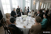 帝政ロシア時代にピョートル大帝の宮殿として建てられたタリンのカドリオルグ美術館で開かれたエストニア大統領主催の午餐会で、お言葉を述べる天皇陛下。右はとイルベス大統領と皇后さま。左はエベリン夫人。お言葉