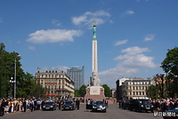 １９３５年に建立された自由の記念碑。台座には「祖国と自由に」と刻まれている。１９８０年代後半から、この記念碑が訪れた市民の花で埋まるようになり、ソ連の占領に対抗するラトビア市民のデモの出発点になった