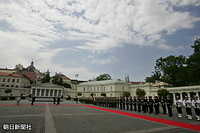 バルト３国の最後の訪問先はリトアニア。儀仗隊が整列した首都・ビリニュスにある大統領官邸で行われた歓迎式典で、アダムクス大統領と儀仗隊の指揮官に向き合う天皇陛下。左は皇后さまとアルマ夫人