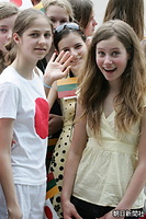 天皇、皇后両陛下の歓迎行事に集まったリトアニアの少女たち。日の丸が描かれたＴシャツを着た子もいた、中央の子が持っているのはリトアニア国旗