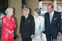 英女王主催晩さん会が行われるバッキンガム宮殿で、並んで話をされる天皇陛下とエリザベス女王、皇后さまと夫のフィリップ殿下