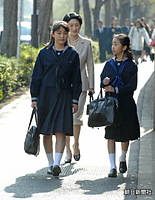 ４月、紀子さまに付き添われ、学習院女子高等科の入学式に出席される眞子さまと同中等科の入学式に出席される佳子さま