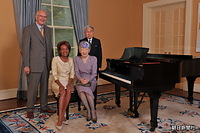 リドー・ホールでミカエル・ジャン総督夫妻とのお別れのあいさつの後、カナダが生んだ偉大なピアニストのグレン・グールドが弾いていたピアノの前で記念撮影する天皇、皇后両陛下。皇后さまが滞在中にジャン総督と連