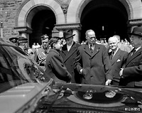 １９５３年、オンタリオ州議会議事堂を訪れた際の皇太子さま