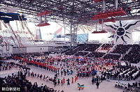 １９７０年３月１４日、太陽の塔の背面に接するように作られたイベント会場・お祭り広場で行われた大阪万博の開会式で、手をつないで踊る各パビリオンのコンパニオンたち。「黒い太陽」の左下が貴賓席