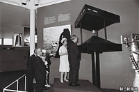 アメリカ館でアポロ１２号が持ち帰った「月の石」を興味深げに見学される昭和天皇と香淳皇后。ちなみにアポロ１２号の乗組員は大阪万博に来場している