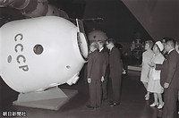 ソ連館でソユーズ宇宙船の説明を聞かれる昭和天皇と香淳皇后