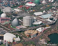 １９９０年、大阪市鶴見区の鶴見緑地で開かれた、人間と自然の共生をテーマに掲げた「国際花と緑の博覧会」（花の万博、花博）会場。朝日新聞社ヘリコプターから