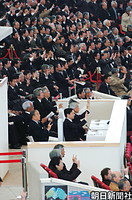 開会式で貴賓席から手話で「アイ・ラブ・ユー」と表現される天皇、皇后両陛下と万博名誉総裁の皇太子さま 、左奥は小泉純一郎首相と万博協会の豊田章一郎会長（トヨタ自動車名誉会長）