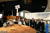 ６月、アメリカ館でＮＡＳＡが火星に送り込んでいる探査車の模型を見学される皇太子さま