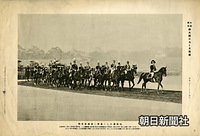 二重橋前を東京駅に向かう昭和天皇の鳳輦（天皇の乗り物のことで、左側の儀装馬車）や先導の騎兵たち。即位礼のときだけ行われる公式第一鹵簿で、全長は５９４メートルもある