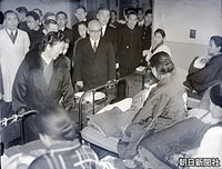 ２月２２日、東京都芝区（現・港区）の済生会病院（現在の東京都済生会中央病院）を視察され、赤ちゃんを抱いた女性に笑顔で声をかけられる香淳皇后。当時、天皇と皇后の視察は別日程で組まれていた。この日、昭和天