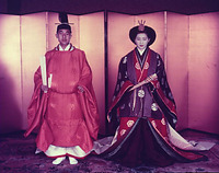 １９５９年４月１０日「結婚の儀」　黄丹袍の皇太子さまと十二単（五衣、唐衣、裳）に大垂髪の美智子さま