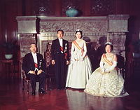 朝見の儀の後、正装で記念撮影する（左から）昭和天皇、皇太子さま、美智子さま、香淳皇后