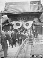 １３日、宿舎となっていた長野市にある善光寺大勧進を出発される昭和天皇。右後ろは大金益次郎侍従長。この日、東京では初めての皇室会議が開かれ皇族５１人の皇籍離脱が決定した