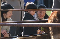 こどもの国を訪れ、雅子さま、紀子さまとともに牛にえさを与える悠仁さま＝０９年１２月、横浜市青葉区奈良町、代表撮影