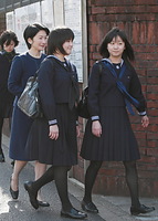 紀子さまとともに学習院女子高等科と中等科の卒業式に向かう眞子さま（中央）と佳子さま（右）＝１０年３月２２日、東京・学習院戸山キャンパス