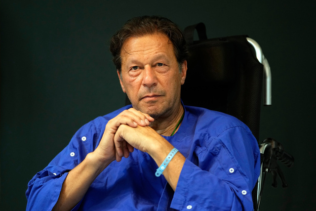 パキスタン・ラホールの病院で2022年11月4日、会見するイムラン・カーン前首相=AP