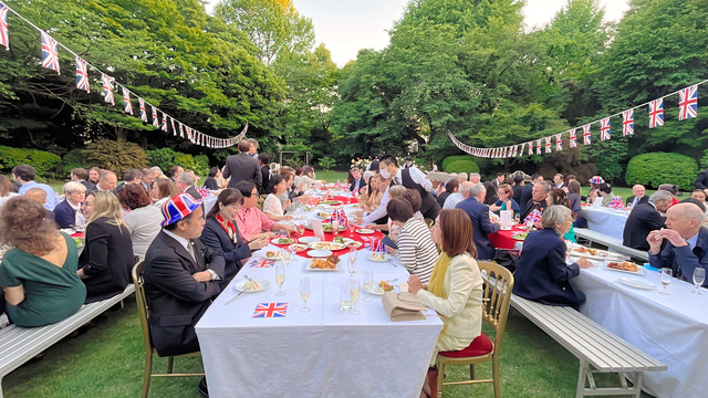 英国のチャールズ国王の戴冠（たいかん）式を祝う催しに参加する人々=2023年5月9日、東京都千代田区の英国大使公邸、日高奈緒撮影