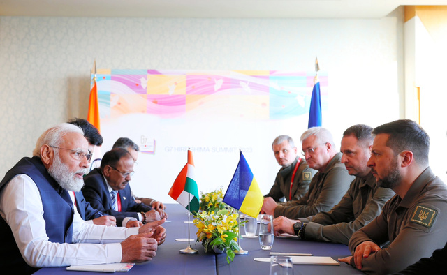 2023年5月20日、主要7カ国首脳会議（G7サミット）が開かれている広島市で会談するウクライナのゼレンスキー大統領（右）とインドのモディ首相（左）=インド首相府のツイッターから