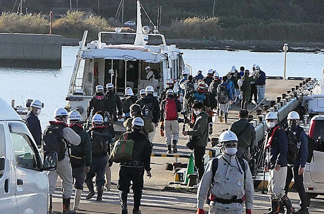 工事着手の朝。馬毛島へ向かう船に大勢の作業員らが乗り込んだ＝２０２３年１月、鹿児島県西之表市、上妻陽二郎さん撮影