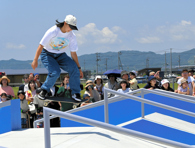 西矢椛選手のデモンストレーションを見る観客たち=宮城県亘理町の鳥の海公園スケートボードパーク