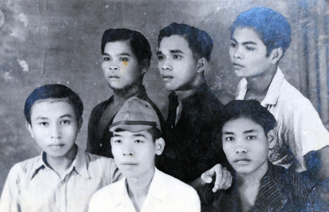 戦時中にインドネシアで撮ったとみられる写真。前列中央が佐々木慶三さん、ほかは現地で知り合った人たちらしい=佐々木慶三さん提供