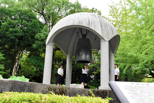 黙禱した後、平和の鐘を鳴らす高校生ら=2023年8月15日午前10時46分、広島市中区、大野晴香撮影