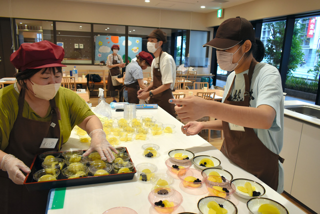 デザートの準備をする若者（右）ら=神戸市長田区