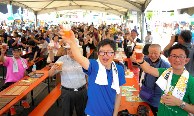 開会式でビールで乾杯する参加者ら=岩手県一関市、三浦英之撮影