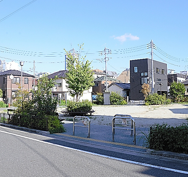 かつて木造住宅が密集していた地域に造られた公園。空間を設けて延焼を防ぐ＝東京都中野区