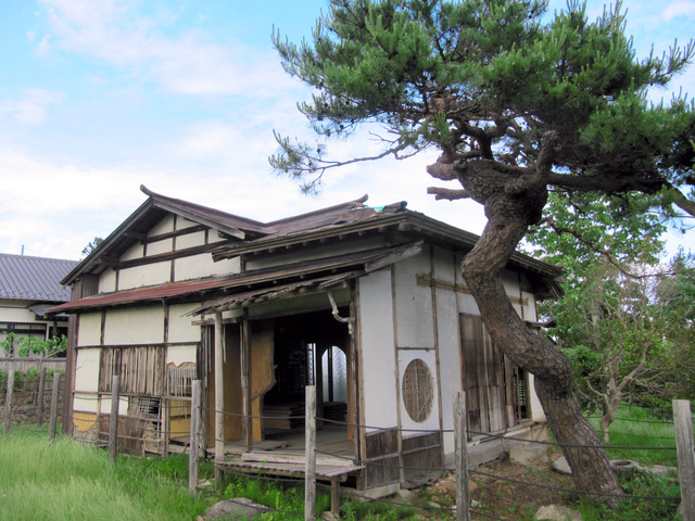 東日本大震災などで損傷したままの大條家茶室=宮城県山元町坂元、同町教委提供